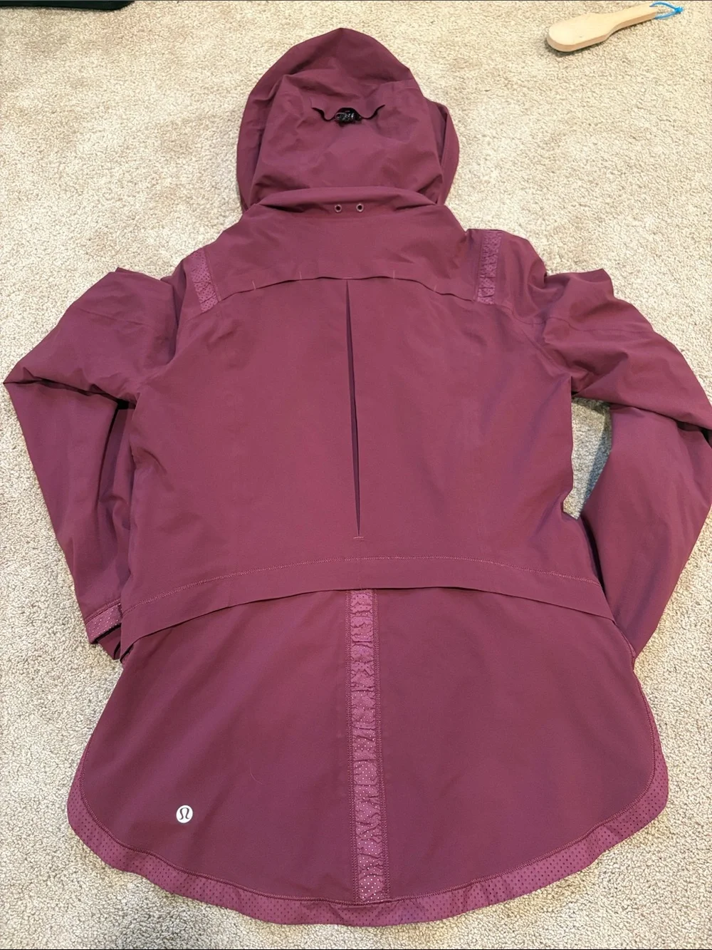Lululemon Women’s Waterproof Rain Jacket Size 6 Burgundy Cassis Packaway Hood